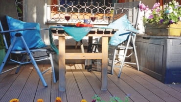 POSADZKA Z DESEK KOMPOZYTOWYCH optycznie prawie nie różni się od drewnianej, a jest od niej mniej kłopotliwa w utrzymaniu. POSADZKA Z DESEK KOMPOZYTOWYCH optycznie prawie nie różni się od drewnianej, a jest od niej mniej kłopotliwa w utrzymaniu.