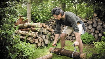 Kleszcze do noszenia pni WoodXpert , ok. 144 zł, Fiskars kominek, drewno zapasy do kominka