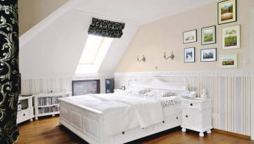 Łatwe w montażu ściany z płyt gipsowo-kartonowych są niestety dość podatne na różne uszkodzenia. Na szczęście ich naprawa wcale nie jest taka trudna. <BR />Podczas montowania oświetlenia albo wieszania dekoracji łatwo jest o przykre niespodzianki, na przykład wywiercony w niewłaściwym miejscu otwór albo krzywo wbity gwóźdź. Małe uszkodzenia, zarówno w ścianie murowanej, jak i zbudowanej z płyt gipsowo-kartonowych, wystarczy wypełnić masą szpachlową. Większe - wymagają już solidniejszej naprawy. Sama naprawa uszkodzenia nie jest trudna, kłopotliwe bywa natomiast dobranie koloru farby. W takich sytuacjach nie ma jak białe ściany. WNETRZA , PODDASZE , POKOJ , SYPIALNIA , MEBLE STYLIZACJA DOROTA KARPINSKA FOT. JAKUB PAJEWSKI PUBLIKACJA CZTERY KATY NR 1 (219) - 1 2010 PUBLIKACJA LADNY DOM NR 9 (143) - 9 2010 SLOWA KLUCZOWE: WNETRZE POKOJ SYPIALNIA MEBEL ZDJĘCIE DO WKŁADKI: PUBLIKACJA CZTERY KATY NR 1 (219) - CZASOPISMA