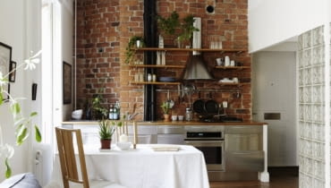 Małe mieszkanie w Sztokholmie - kuchnia. mieszkanie w skandynawskim stylu, luksfery, kawalerka, małe mieszkanie, aranżacja, cegła