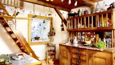 Gospodyni zależało na przytulnej atmosferze, dlatego kuchnia jest pełna drewna i ozdób. Kredens z marmurowym blatem i kryształowymi szybkami przyjechał do Warszawy ze Lwowa. UWAGA PONOWNA PUBLIKACJA ZA ZGODA WLASCICIELI