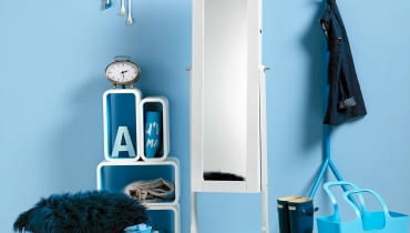 <B>Wprowadź do wnętrza jasne odcienie błękitu, od razu zyskasz wrażenie przestrzeni, światła i świeżości. Przekonasz się wtedy, że działają na samopoczucie jak niebo w pogodny dzień.</B> <BR />Gdy niewielki przedpokój zaaranżowano w błękicie i bieli, przestał wydawać się klaustrofobiczny. To dlatego, że te kolory wywołują wrażenie oddalania się od patrzącej osoby. Dlatego warto je stosować, gdy chcemy, by wnętrze wyglądało na większe, niż jest w rzeczywistości. <BR />MEBLE: regał - 455 zł, Le Pukka; stoliki - 1509 zł/2 szt., 9Design POZOSTAŁE: wieszak (niebieski) - 749 zł, litera A - 99 zł, BoConcept; lustro - 1250 zł, kalosze - 399 zł, House & More; wieszak (biały) - 248 zł, koszyk - 101 zł, Fabryka Form; dywan - 179 zł, IKEA; poduszka - 49 zł, Eurofirany; budzik - 219 zł, Almi Decor. Pozostałe przedmioty są własnością stylistki. NA ŚCIANIE: Farba 'Pogodne niebo' 58 zł/2,5 l Dulux 25.04.2013 , CZTERY KATY , KOLOR WZOR , BLEKIT , STYLIZACJA JOANNA PLACHECKA , FOT. AGATA JAKUBOWSKA / AGENCJA GAZETA SLOWA KLUCZOWE: WNETRZA