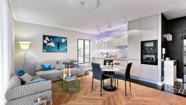 W pokoju dziennym pan domu ma dobre warunki do przyjmowania licznych gości, na czym mu bardzo bardzo zależało. W kącie wypoczynkowym stoją aż trzy stoliki kawowe (na co dzień mniejsze są schowane pod największym) oraz dwie kanapy. Zostały zrobione na wymiar, tak by idealnie pasowały do miejsca. pokój dzienny, salon