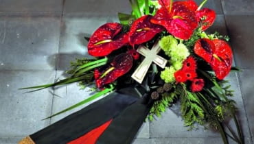 Kompozycja we florecie z cyprysika, liści aristei i aspidistry; z wierzchu anturium, gerbery, goździki i driakiew. Aranżacja: Smithers-Oasis Kompozycja we florecie z cyprysika, liści aristei i aspidistry; z wierzchu anturium, gerbery, goździki i driakiew. Aranżacja: Smithers-Oasis