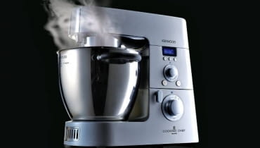 Po co tracić czas i siły na monotonne szatkowanie albo wyrabianie ciasta, skoro w sklepach czeka zastęp gotowych na wszystko robotów kuchennych? Najnowsze modele zachwycają precyzją działania, wielością zastosowań, dbałością o bezpieczeństwo użytkowników, a nierzadko także atrakcyjnym designem. <BR />* Kupując robot warto zwrócić uwagę na: <BR />* moc - im jest większa, tym szybciej robot wykonuje swoje zadania, może również dłużej pracować na wysokich obrotach. Na przykład do wyrabiania ciężkiego ciasta najlepsze będzie urządzenie o mocy minimum 700 W, w modelach z mniejszą misą (o pojemności do 2 litrów) oraz bez funkcji mielenia wystarczy moc pomiędzy 400 a 500 W. Roboty z wysoką mocą silnika mają regulację (często automatyczną) obrotów w zależności od wybranej funkcji; im więcej funkcji, tym więcej poziomów obrotów. Dodatkowy przycisk Pulse sprawia, że urządzenie pracuje tylko wtedy, gdy jest on naciskany; <BR />* * misę roboczą z podziałką ułatwiającą odmierzanie produktów. Jej pojemność należy dostosować do liczebności rodziny: dla 2-3 osób wystarczy dwu-, trzylitrowa; do przygotowania dużych porcji potrzebna będzie większa; <BR />* * wyposażenie - wybierzmy model z takimi akcesoriami, które rzeczywiście będą nam potrzebne. Pamiętajmy, że im więcej elementów, tym więcej miejsca potrzeba do przechowywania urządzenia; rozbudowane wyposażenie często wpływa też na cenę.<BR />Nowością są roboty, które nie tylko przygotowują produkty, ale również umożliwiają obróbkę termiczną. <BR />Kenwood KM 070, 5039 zł, misa poj. 6,7 l, funkcje: gotowanie tradycyjne i na parze, ubijanie, mieszanie, trzepanie, miksowanie, blender szklany 1,5 l; moc 1100 W. Uwagę zwraca bardzo bogate wyposażenie (niestety w większości trzeba je dokupić): wyciskarka do cytrusów, sokowirówka, przystawka do wyrobu lodów, maszynka do mięsa, młynki, przystawki do tarcia, obierania ziemniaków i wyrobu makaronów. Po co tracić czas i siły na monotonne szatkowanie albo wyrabianie ciasta, skoro w sklepach czeka zastęp gotowych na wszystko robotów kuchennych? Najnowsze modele zachwycają precyzją działania, wielością zastosowań, dbałością o bezpieczeństwo użytkowników, a nierzadko także atrakcyjnym designem. <BR />* Kupując robot warto zwrócić uwagę na: <BR />* moc - im jest większa, tym szybciej robot wykonuje swoje zadania, może również dłużej pracować na wysokich obrotach. Na przykład do wyrabiania ciężkiego ciasta najlepsze będzie urządzenie o mocy minimum 700 W, w modelach z mniejszą misą (o pojemności do 2 litrów) oraz bez funkcji mielenia wystarczy moc pomiędzy 400 a 500 W. Roboty z wysoką mocą silnika mają regulację (często automatyczną) obrotów w zależności od wybranej funkcji; im więcej funkcji, tym więcej poziomów obrotów. Dodatkowy przycisk Pulse sprawia, że urządzenie pracuje tylko wtedy, gdy jest on naciskany; <BR />* * misę roboczą z podziałką ułatwiającą odmierzanie produktów. Jej pojemność należy dostosować do liczebności rodziny: dla 2-3 osób wystarczy dwu-, trzylitrowa; do przygotowania dużych porcji potrzebna będzie większa; <BR />* * wyposażenie - wybierzmy model z takimi akcesoriami, które rzeczywiście będą nam potrzebne. Pamiętajmy, że im więcej elementów, tym więcej miejsca potrzeba do przechowywania urządzenia; rozbudowane wyposażenie często wpływa też na cenę.<BR />Nowością są roboty, które nie tylko przygotowują produkty, ale również umożliwiają obróbkę termiczną. <BR />Kenwood KM 070, 5039 zł, misa poj. 6,7 l, funkcje: gotowanie tradycyjne i na parze, ubijanie, mieszanie, trzepanie, miksowanie, blender szklany 1,5 l; moc 1100 W. Uwagę zwraca bardzo bogate wyposażenie (niestety w większości trzeba je dokupić): wyciskarka do cytrusów, sokowirówka, przystawka do wyrobu lodów, maszynka do mięsa, młynki, przystawki do tarcia, obierania ziemniaków i wyrobu makaronów.