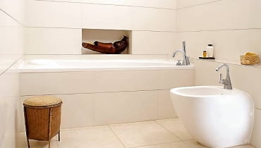 Poszerzające fugi. Funkcję pasków pełnią ciemne poziome fugi położone między dużymi prostokątnymi płytkami ceramicznymi. Pionowe fugi są tak wąskie, że niemal niewidoczne. Taki sposób wykończenia ścian również jest polecany do wąskich łazienek. 14.02.2006 WARSZAWA DLA MIESIECZNIKA CZTERY KATY LAZIENKA BEZOWA CIEMNE FUGI NARBUTTA 52 DREWNO FOT. LUKASZ ZANDECKI / AGENCJA GAZETA PUBLIKACJA CZTERY KATY NR 4 (174) - 4.2006