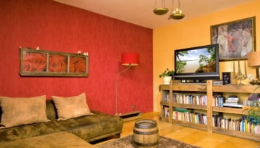 <B>Paweł i Olimpia Burczykowie mieszkają na warszawskim Tarchominie od dziewięciu lat. Wystrój mieszkania zmieniał się wiele razy - pani domu jest dekoratorką wnętrz i chętnie eksperymentuje z przestrzenią. Większość swoich pomysłów, łącznie z tynkowaniem, zrealizowała samodzielnie.</B> <BR />Szafka, na której stoi telewizor, to stara paleta do przewożenia szyb samochodowych, znaleziona pod nieczynną fabryką. Gospodarze uwielbiają ten mebel. Paweł i Olimpia Burczykowie