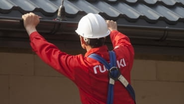 Specjalnie zagięta przednia krawędź modułu Finnera po ułożeniu sprawia, że pokrycie jest szczelniejsze. Specjalnie zagięta przednia krawędź modułu Finnera po ułożeniu sprawia, że pokrycie jest szczelniejsze.