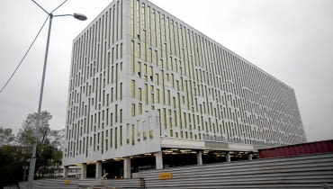 Biurowiec Silesia Star przy al. Roździeńskiego w Katowicach 14.10.2014 Katowice . Budowa budynku biurowego " Silesia Star " . Fot . Dawid Chalimoniuk / Agencja Gazeta SLOWA KLUCZOWE: silesia star biurowiec budynek biurowy