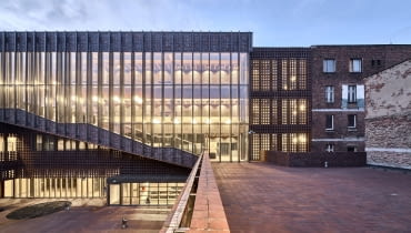 Wydział Radia i Telewizji im. Krzysztofa Kieślowskiego Uniwersytetu Śląskiego. Projekt: Baas Arquitectura, Grupa 5 Architekci i MAŁECCY biuro projektowe