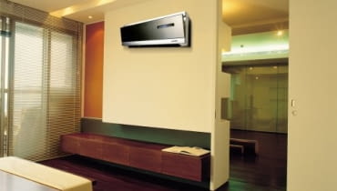 Klimatyzacja. Zapewnia pełny komfort nawet w największe upały, ale niestety jest to rozwiązanie stosunkowo drogie i kłopotliwe w montażu. Urządzenie składa się bowiem z dwóch połączonych ze sobą elementów: jeden jest montowany w pomieszczeniu, drugi na zewnątrz budynku. Trzeba też się liczyć z większymi wydatkami na prąd. Art Cool Mirror C09AHR, elegancki lustrzany panel, funkcja grzania, oczyszczacz powietrza, programator, pilot; moc chłodzenia 2,78 kW, 5.185 zł, LG Klimatyzacja. Zapewnia pełny komfort nawet w największe upały, ale niestety jest to rozwiązanie stosunkowo drogie i kłopotliwe w montażu. Urządzenie składa się bowiem z dwóch połączonych ze sobą elementów: jeden jest montowany w pomieszczeniu, drugi na zewnątrz budynku. Trzeba też się liczyć z większymi wydatkami na prąd. Art Cool Mirror C09AHR, elegancki lustrzany panel, funkcja grzania, oczyszczacz powietrza, programator, pilot; moc chłodzenia 2,78 kW, 5.185 zł, LG