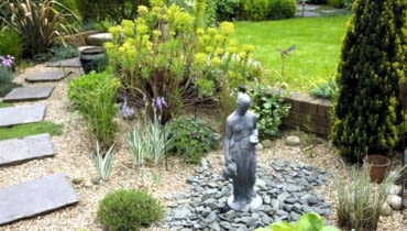 Lustra stwarzają iluzję dodatkowej przestrzeni. Wypolerowana metalowa kula pełni podobną funkcję jak płaskie lustro. W tym niewielkim ogrodzie jest też jedną z bardziej wyrazistych dekoracji Small well designed town garden with sculpture - Queens Gate, Bristol