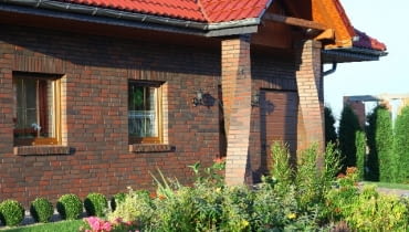 Elewacja z cegły klinkierowej spoinowanej dobraną kolorystycznie zaprawą 20.08.2009 - BOGACICA - UL KONOPNICKA 4C - WLASCICIEL MARIUSZ KINNERT 601560325 FOT. BRUNO FIDRYCH +48 600 83 82 82