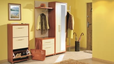 <B> Zazwyczaj przedpokoje są niewielkie, a chcemy w nich zmieścić jak najwięcej rzeczy. Wiedzą o tym producenci i oferują meble, dzięki którym buty, kurtki, rękawiczki czy parasole zawsze będą miały swoje miejsce, a przedpokój zasłuży na miano wizytówki domu.</B> <BR >MIESZKANIE. Duo, laminowana płyta: wysoka szafka na buty, 62 x 30 cm, wys. 123 cm, 316 zł; niska szafka na buty, 65 x 38 cm, wys. 70 cm, 250 zł; panel z półką, 65 x 36 cm, wys. 195 cm, 165 zł; szafa z lustrem i wieszakiem, 100 x 40 cm, wys. 205 cm, 589 zł, Meble Wajnert