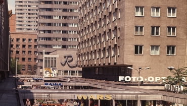 ?Pasa na cianie WschodniejWarszawa, 1975autor: Jaboski8BIM%1}|WICC_PROFILE"APP