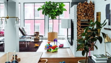 Lampę wiszącą Tribeca zaprojektował gospodarz, Soren Rose dla marki Menu. Krzesła Church to konkursowy projekt Sorena dla kościoła anglikańskiego (stąd ich nazwa). Lampę wiszącą Tribeca zaprojektował gospodarz, Soren Rose dla marki Menu. Krzesła Church to konkursowy projekt Sorena dla kościoła anglikańskiego (stąd ich nazwa).