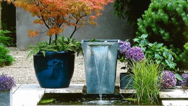 PROSTE OCZKO WODNE Z KASKADKĄ - nie zabiera wiele miejsca, a dodaje ogrodowi uroku. JEZIORKO WODA STAW ZBIORNIK WODNY OCZKO WODNE DONICA DONICZKA POJEMNIK WODOSPAD KASKADA MUR BETONOWY KLON PALMOWY ACER PALMATUM DRZEWO LISCIASTE JESIEN LISC CZERWONY HORTENSJA HYDRANGEA KRZEW LISCIASTY FOT. MAGDALENA TOMZYNSKA SLAJD MALY PUBLIKACJA OGRODY NR 12 (68) - 12.2004 SLOWA KLUCZOWE: OGRODY ROSLINY