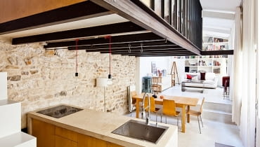 Mieszkanie w Paryżu - 50 m2; proj. NZI Architects (Gianluca Gaudenzi i Sandra de Giorgio) małe mieszkanie, mieszkanie, nowoczesne mieszkanie, mieszkanie z antersolą, aranżacje