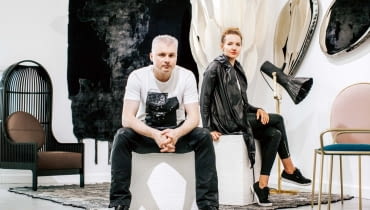 Twórcy i właściciele KOOKU: Konrad Kudraszow, Dorota Zaniewska. Data powstania marki: 2015 r. Adres internetowy: kookudesign.com Adres showroomu: Białystok, ul. Warszawska 14. Specjalizacja: sprzedaż Mebli, lamp, dywanów, ceramiki i innych przedmiotów unikatowych z pogranicza sztuki i designu Twórcy i właściciele KOOKU: Konrad Kudraszow, Dorota Zaniewska. Data powstania marki: 2015 r. Adres internetowy: kookudesign.com Adres showroomu: Białystok, ul. Warszawska 14. Specjalizacja: sprzedaż Mebli, lamp, dywanów, ceramiki i innych przedmiotów unikatowych z pogranicza sztuki i designu