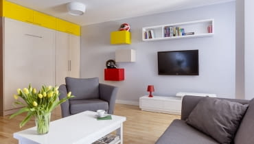 Z mocnym kolorem i chowanym łóżkiem: pomysłowa aranżacja kawalerki Z mocnym kolorem i chowanym łóżkiem: pomysłowa aranżacja kawalerki