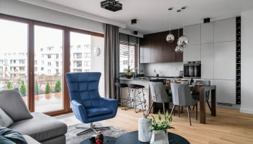 Stonowana, harmonijna kolorystyka i dobrej jakości materiały wykończeniowe są gwarancją eleganckiego wnętrza.