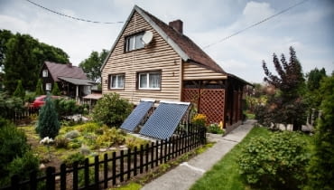 W naszych warunkach klimatycznych kolektory słoneczne służą przede wszystkim do obniżenia kosztów podgrzewania wody W naszych warunkach klimatycznych kolektory słoneczne służą przede wszystkim do obniżenia kosztów podgrzewania wody