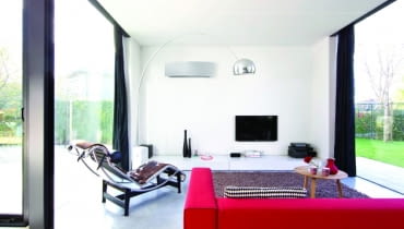 Wewnętrzne jednostki klimatyzatorów split wyposażone są w filtry mechaniczne. Usuwają one z powietrza większość zanieczyszczeń. Niektóre modele mają też dodatkowo zamontowane filtry antybakteryjne lub plazmowe (te ostatnie usuwają wirusy i alergeny) Wewnętrzne jednostki klimatyzatorów split wyposażone są w filtry mechaniczne. Usuwają one z powietrza większość zanieczyszczeń. Niektóre modele mają też dodatkowo zamontowane filtry antybakteryjne lub plazmowe (te ostatnie usuwają wirusy i alergeny)