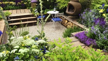 Mały ogród z wgłębnikiem Kleine Gärten, Vorgärten, Reihenhausgärten. 'Our First home, Our First Garden' by Nilufer Danis Garden size:20mx10m Staude/Herbaceous perennial: Aconitum 'Spark's Variety' ,Alchemilla mollis, Digitalis 'Spice Island', Geranium 'Orion', Agapanthus 'Headbourne Hybrids', Eryngium 'Sapphire Blue', Verbascum bombyciferum, Euphorbia wallichii, Achillea 'Credo', Salvia nemorosa 'Ostfriesland' Bodendecker/Ground cover: Epimedium x rubrum, Ajuga reptans 'Catlin's Giant' Bulb:Allium caeruleum 'Azureum' , Allium obliquum Grass, bamboo: Calamagrostis x acutiflora 'Karl Foers...,Carex grayi ,Deschampsia cespitosa 'Pixie Fountain' Strauch/Shrub: Pittosporum tobira 'Nanum' SLOWA KLUCZOWE: kleine gärten vorgärten reihenhausgärten small garden front gardens trauch shrub bulb gras bodendecker ground cover staude herbaceous perennial kies gravel grill relax holz wood brennholz im garten firewood in garden