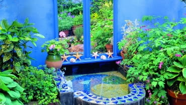 Lustro w pięknej ramie imituje stylowe okno z widokiem na nieistniejący ogród za murem. Lustro w pięknej ramie imituje stylowe okno z widokiem na nieistniejący ogród za murem.