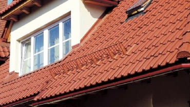 Płotki przeciwśniegowe mocowane na systemowych dachówkach są praktycznie niewidoczne dach,akcesoria dachowe