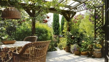 TARAS PERGOLA NAWIERZCHNIA KAMIENNA MEBEL FOTEL STOL ROSLINA DONICZKOWA BALKONOWA WIKLINA PNACZE ROZA PNACA ROSA LAMPA PODPORA DO PNACZA KRATKA CIEN OGROD PRYWATNY POLSKI OSIEDLE GROTY WARSZAWA POLSKA WLASCICIEL ANITA STUDZINSKA FOT. PAWEL SLOMCZYNSKI / AGENCJA GAZETA SLAJD DUZY PUBLIKACJA OGRODY NR 5 (49) - 5.2003 PUBLIKACJA LADNY DOM NR 6 (68) - 6.2004