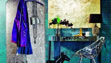 GORĄCZKA NOCY. Tapeta Luviento, Wall & Deco; konsola Mirror, Eichholtz; krzesło Miss Lacy, proj. Philippe Starck, Driade; podłoga ze skórzanej okładziny, Alphenberg; dywan perski Tabrizz Violet, Maara; figurka psa Bull Terrier, Ahura; wazon oraz kostka do gry Dice, Eichholtz; patera Dressed, proj. Marcel Wanders, Alessi; wszystko do kupienia w Galerii Heban. Obraz Golden Dream autorstwa Ivy Białopiotrowicz, Mint Grey; parawan, proj. Małgorzata Kochańska, Sztuka Wyboru, Warszawa ul. Mozaikowa 67 E; puf ze skóry ekologicznej, Maroko Art; fioletowa tkanina, Designers Guild, Decodore; lampa, Home Sweet Home; f iliżanka Główka, Ende, Gdel & Friends; świecznik Cosmic Hard Rocket, Diesel dla Seletti, Likus Home Concept; świecznik na tea-light, Mint Grey; wieszak (komplet/3 szt.) Zara Home GORĄCZKA NOCY. Tapeta Luviento, Wall & Deco; konsola Mirror, Eichholtz; krzesło Miss Lacy, proj. Philippe Starck, Driade; podłoga ze skórzanej okładziny, Alphenberg; dywan perski Tabrizz Violet, Maara; figurka psa Bull Terrier, Ahura; wazon oraz kostka do gry Dice, Eichholtz; patera Dressed, proj. Marcel Wanders, Alessi; wszystko do kupienia w Galerii Heban. Obraz Golden Dream autorstwa Ivy Białopiotrowicz, Mint Grey; parawan, proj. Małgorzata Kochańska, Sztuka Wyboru, Warszawa ul. Mozaikowa 67 E; puf ze skóry ekologicznej, Maroko Art; fioletowa tkanina, Designers Guild, Decodore; lampa, Home Sweet Home; f iliżanka Główka, Ende, Gdel & Friends; świecznik Cosmic Hard Rocket, Diesel dla Seletti, Likus Home Concept; świecznik na tea-light, Mint Grey; wieszak (komplet/3 szt.) Zara Home