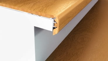 Do stopni przykręca się metalowe profile, a do nich mocuje drewnopodobne okładziny stopni i podstopnice. Noski zabezpiecza się listwami. Do stopni przykręca się metalowe profile, a do nich mocuje drewnopodobne okładziny stopni i podstopnice. Noski zabezpiecza się listwami.