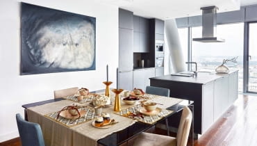 Obraz Doroty Buczkowskiej nad stołem w jadalni akcentuje szarości dominujące w tej części apartamentu. Na stole (Alivar): miseczki (Scandinavian Living), sztućce, obrus, i świeczniki (NAP). Wazon na kuchennej wyspie (Scandinavian Living). Meble w kuchni (Alno), sprzęt AGD (Miele). Obraz Doroty Buczkowskiej nad stołem w jadalni akcentuje szarości dominujące w tej części apartamentu. Na stole (Alivar): miseczki (Scandinavian Living), sztućce, obrus, i świeczniki (NAP). Wazon na kuchennej wyspie (Scandinavian Living). Meble w kuchni (Alno), sprzęt AGD (Miele).