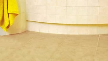 26.07.2005 WARSZAWA DLA MIESIECZNIKA CZTERY KATY KROK PO KROKU ODNAWIANIE FUGI MIEDZY KAFLAMI PODLOGI 8. PODLOGA Z ODNOWIONA FUGA LAZIENKA PODLOGA DREWNO KAFELKI KAFLE WANNA WYKONANIE: JUSTYNA BURDOW I KRZYSZTOF RADZANOWSKI FOT. LUKASZ ZANDECKI / AGENCJA GAZETA PUBLIKACJA CZTERY KATY NR 6 (188) - 6 2007