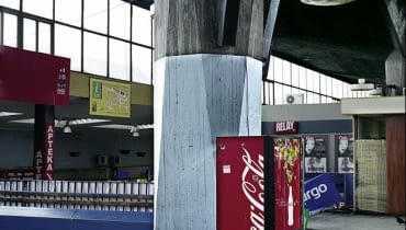 Cechą charakterystyczną katowickiego dworca są betonowe kielichy, na których wspiera się konstrukcja budynku. Po rozpoczynającej się wkrótce przebudowie ich obecność zostanie zasygnalizowana tylko symbolicznie. Filip Springer / Visavis.pl dla projektu Źle Urodzone