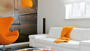 Ona pochodzi ze stolicy, on - z Zamościa. Poznali się w Londynie. Mieszkanie na warszawskim Targówku, w którym wychowała się pani Dorota, najpierw przeszło generalny remont. Potem wprowadził się do niego kolor. Nastrój wnętrz budują elementy w odcieniu zachodzącego słońca. <BR > MIESZKANIE. W pokoju dziennym spotkały się ikony designu: lampa Arco projektu Achille Castiglioniego (klosz na wygiętej stalowej nodze osadzonej w ciężkiej marmurowej podstawie) oraz pomarańczowy fotel Egg autorstwa Arne Jacobsena. Do nich dobrano elegancką kanapę o prostej formie, obitą białą skórą, i oryginalny stolik kawowy z lakierowanego włókna szklanego. Ona pochodzi ze stolicy, on - z Zamościa. Poznali się w Londynie. Mieszkanie na warszawskim Targówku, w którym wychowała się pani Dorota, najpierw przeszło generalny remont. Potem wprowadził się do niego kolor. Nastrój wnętrz budują elementy w odcieniu zachodzącego słońca. <BR > MIESZKANIE. W pokoju dziennym spotkały się ikony designu: lampa Arco projektu Achille Castiglioniego (klosz na wygiętej stalowej nodze osadzonej w ciężkiej marmurowej podstawie) oraz pomarańczowy fotel Egg autorstwa Arne Jacobsena. Do nich dobrano elegancką kanapę o prostej formie, obitą białą skórą, i oryginalny stolik kawowy z lakierowanego włókna szklanego.