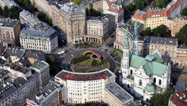 Warszawa to nie tylko wieżowce. Na zdjęciu plac Zbawiciela z promienistym układem ulic Warszawa z lotu ptaka/Facebook