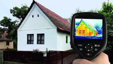 Na wartość temperatury badanego fragmentu domu mają wpływ warunki zewnętrzne (siła wiatru, promieniowanie słoneczne i temperatura nieba), pora dnia, bezwładność cieplna materiałów, kształt budynku oraz technologia, w której został on wybudowany. badania termowizyjne