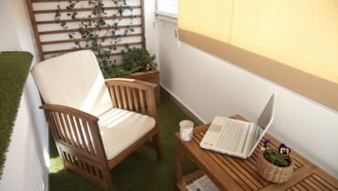 Biuro na balkonie. Wystarczy wygodny fotel, stolik i trochę roślin by praca stała się przyjemnością. Aranżacje balkonów - zdjęcia Biuro na balkonie. Wystarczy wygodny fotel, stolik i trochę roślin by praca stała się przyjemnością. Aranżacje balkonów - zdjęcia