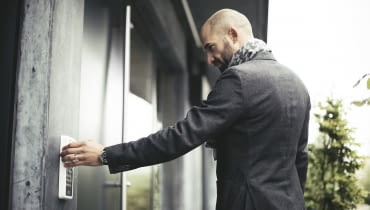 Fizyczne i finansowe warstwy ochrony mienia. Jak polisa dopełnia systemy alarmowe i monitoring?