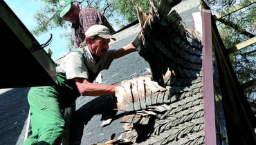 Zniszczone pokrycie z wiórów osikowych nietrudno jest usunąć wymiana pokrycia