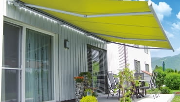 Aby zamontować markizę trzeba wywiercić w ścianie otwory i zakotwić specjalne dyble. Do dobrze ocieplonych ścian specjaliści zalecają kotwy chemiczne - nawiercone otwory wypełnia się masą klejową i wsuwa nagwintowane pręty. Do nich przykręca się uchwyty, a następnie mocuje markizę taras, markiza