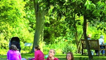 Angielskim zwyczajem trawniki okupowane są przez zwiedzających ogród 30.05.2007 LONDYN CHELSEA PHISIC GARDEN LONDONS OLDEST BOTANIC GARDEN SESJA NA ZDJECIU STYLIZACJA DLA CZASOPISMA OGRODY KWIETNIK FOT. ARKADIUSZ SCICHOCKI / AGENCJA GAZETA