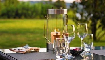 Dyskretnie rozświetlają najbliższą okolicę, wprowadzają romantyczny nastrój, a jeśli chodzi o zagadnienia mniej wzniosłe - odstręczają komary. Jeśli więc planujemy balkonowy wieczór z przyjaciółmi czy też inne garden party - świece będą niewątpliwie niezbędne... Wybraliśmy dla was co bardziej atrakcyjne: jedne ładne, inne zabawne. Dyskretnie rozświetlają najbliższą okolicę, wprowadzają romantyczny nastrój, a jeśli chodzi o zagadnienia mniej wzniosłe - odstręczają komary. Jeśli więc planujemy balkonowy wieczór z przyjaciółmi czy też inne garden party - świece będą niewątpliwie niezbędne... Wybraliśmy dla was co bardziej atrakcyjne: jedne ładne, inne zabawne.