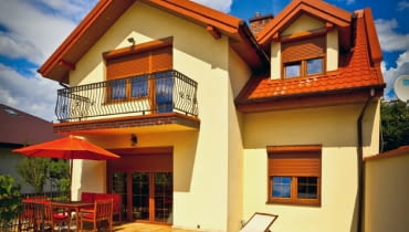 Rolety zewnętrzne chronią dom nie tylko przed ciekawskimi spojrzeniami i zbyt jasnym światłem dziennym. Oprócz tego zimą umożliwiają obniżenie kosztów ogrzewania domu, a w czasie upałów zapewniają w nim przyjemny chłód.