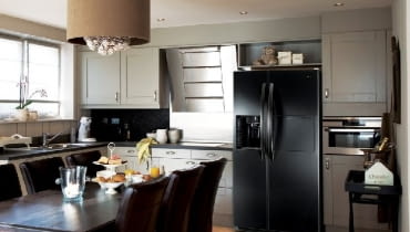 Lodówka side by side w zabudowie kuchennej