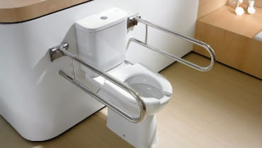 Miskę ustępową dobrze jest wyposażyć w deskę wolno opadającą, która zapewni komfort użytkowania i zabezpieczające przed uderzeniem oraz hałasem. łazienka dla niepełnosprawnych