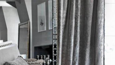 Zasłonę oraz poduszkę wykonano z tkaniny Eos. Bogaty barokowy wzór jest tylko o ton jaśniejszy od tła, dlatego wydaje się bardzo subtelny. Tak zaprojektowany materiał, mimo historycznego pochodzenia,świetnie sprawdzi się we wnętrzach współczesnych. Dostępny w pięciu wersjach kolorystycznych, Houles. Zasłonę oraz poduszkę wykonano z tkaniny Eos. Bogaty barokowy wzór jest tylko o ton jaśniejszy od tła, dlatego wydaje się bardzo subtelny. Tak zaprojektowany materiał, mimo historycznego pochodzenia,świetnie sprawdzi się we wnętrzach współczesnych. Dostępny w pięciu wersjach kolorystycznych, Houles.