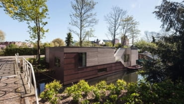 Dom na barce - ParkArk w Utrechcie. Proj. BYTR Architecture. dom na barce, jak się mieszka na barce, dom na wodzie, pływający dom